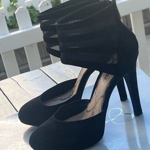 Very cute!!! Black suede heels. Perfect to wear with jeans & dresses